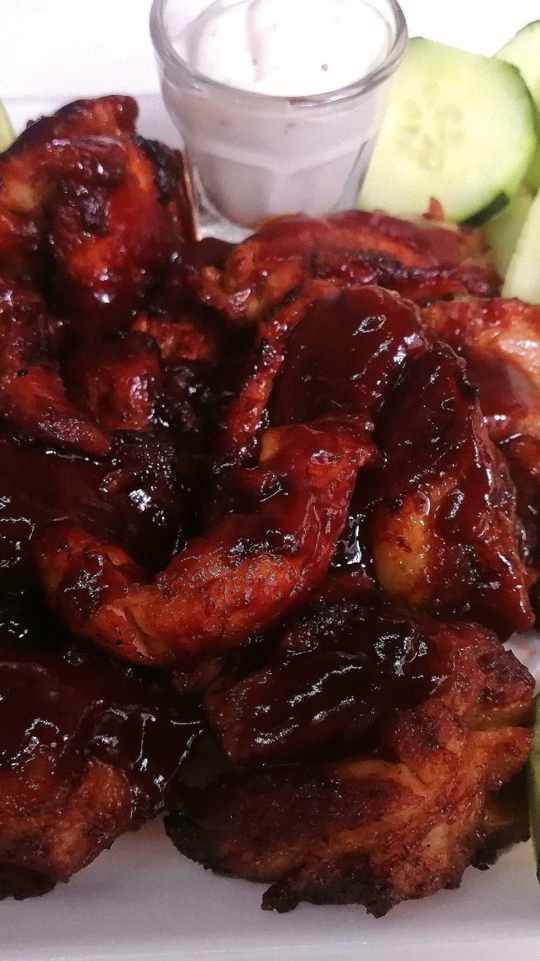Alitas en salsa BBQ con pepino y aderezo