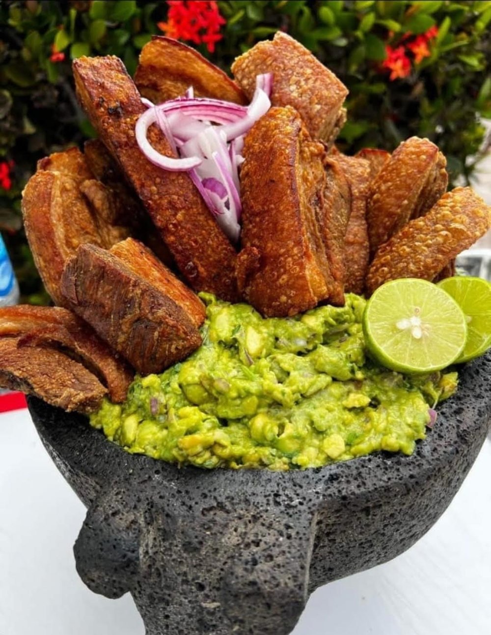 Guacamole con chicharrón en molcajete