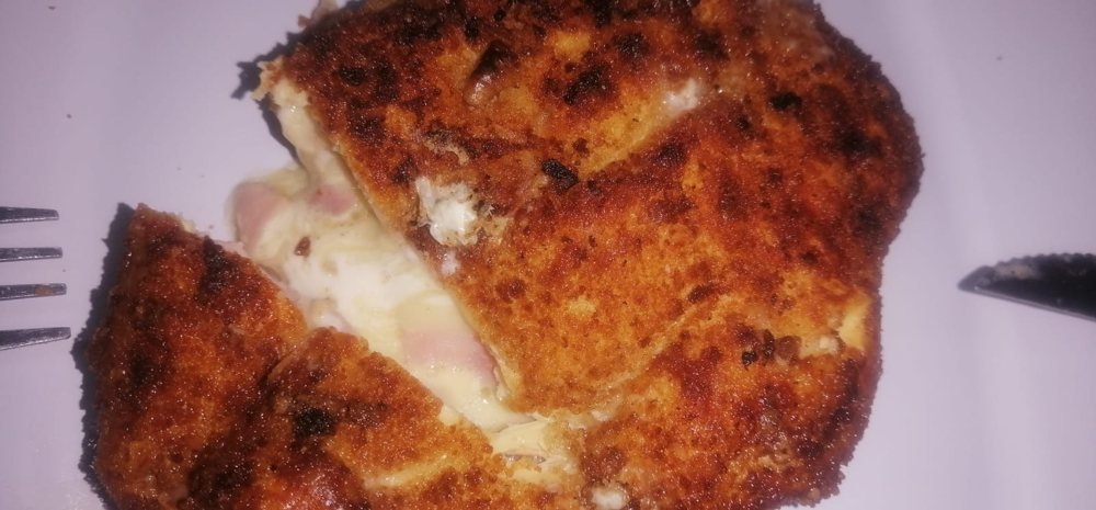 Cordon bleu relleno de jamón y queso, empanizado