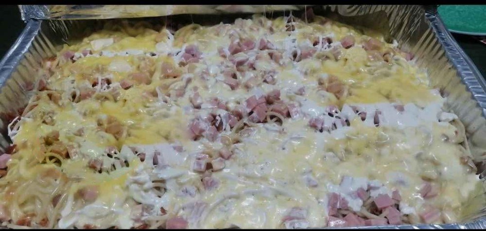 Espagueti rojo servido en un platón