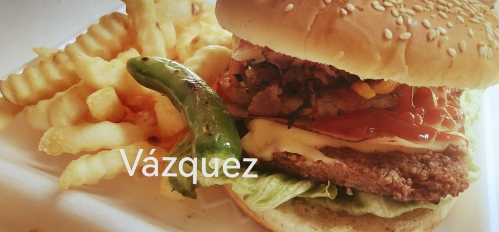 Hamburguesa con papas y chile toreado