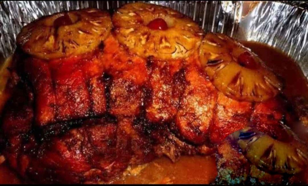 Pierna de cerdo glaseada con rodajas de piña y cerezas